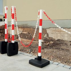 עמודי חסימה עם שרשרת