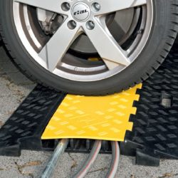 מעברי כבלים וצנרת