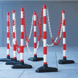 עמודי תיחום עם שרשרת