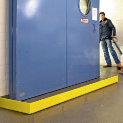 מעקה הגנת דלתות